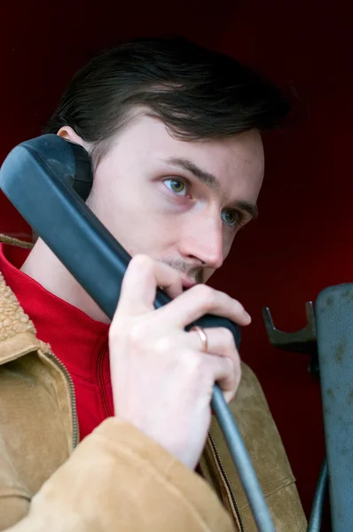 Unga män tala via telefon — Stockfoto