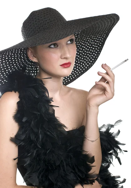 Mulheres em chapéu preto e boa com um cigarro — Fotografia de Stock