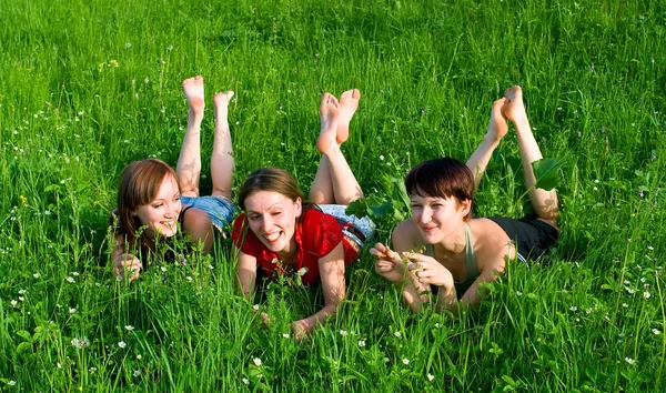 Meisjes lag in een groene zomer gras — Stockfoto