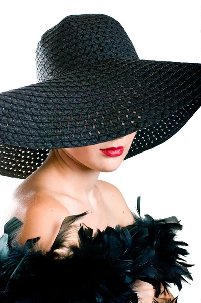 Frauen mit schwarzem Hut und Boa — Stockfoto