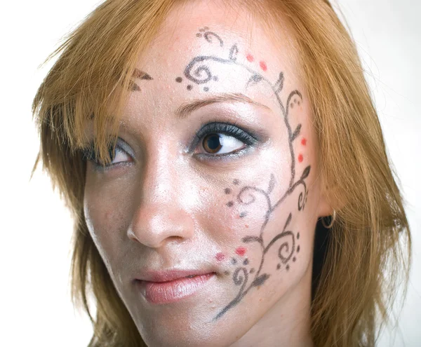 Vrouwen met bloemmotief op gezicht — Stockfoto