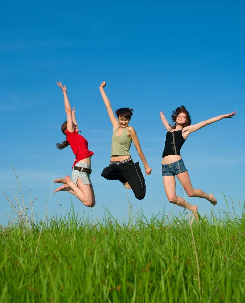 Kızlar çayır on atlama — Stok fotoğraf