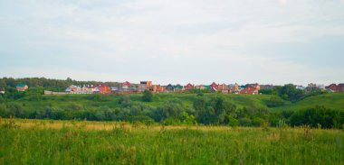 bir tepe üzerinde bazı evler