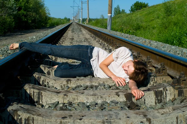 Девушка лежит на железной дороге — стоковое фото