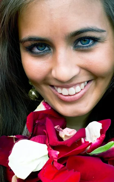 꽃잎과 함께 웃는 여자 — 스톡 사진