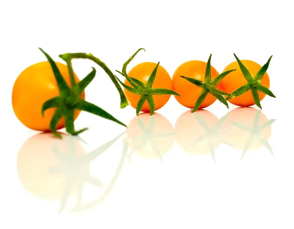 Gelbe Tomaten mit Reflexion — Stockfoto