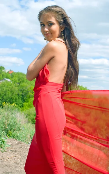 Красивая девушка в красном платье — стоковое фото