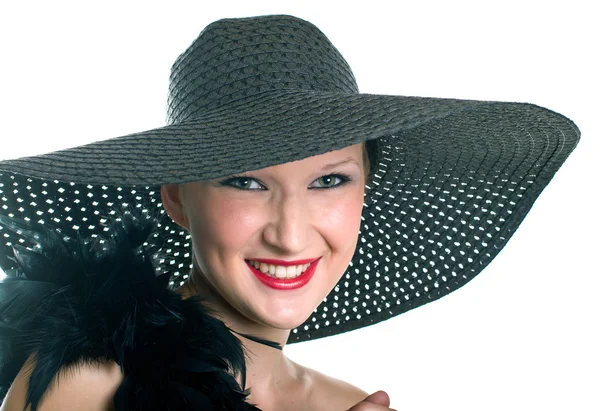 Χαμογελώντας γυναικών στο μαύρο καπέλο και boa — Φωτογραφία Αρχείου