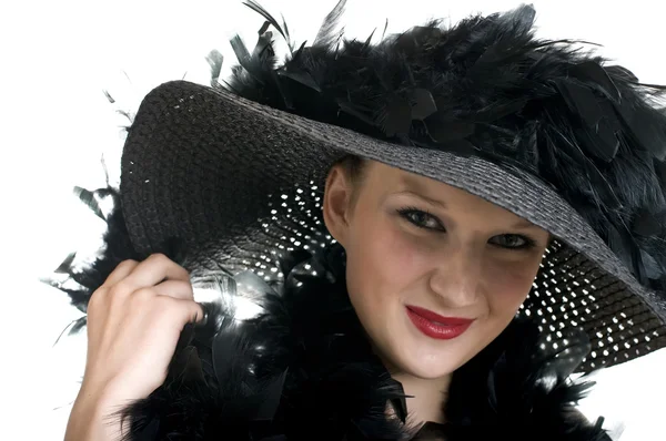 Usmívající se ženy v černém klobouku a boa — Stock fotografie