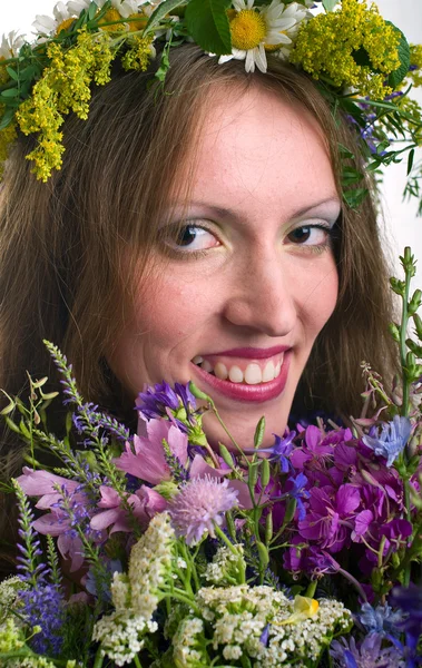 Çiçek çelenk olan genç kadın — Stok fotoğraf