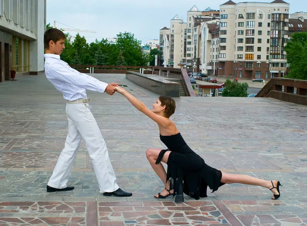 Пара танцующих латиноамериканцев — стоковое фото