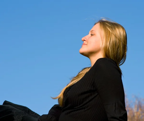 Blondy young girl against blue sky — Stock Photo, Image