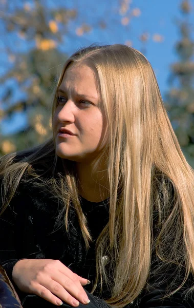 Blondy młoda dziewczyna przeciw błękitne niebo — Zdjęcie stockowe