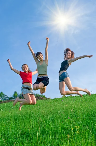 Las niñas saltan en el prado —  Fotos de Stock
