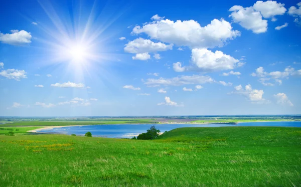 Голубое озеро и облачное небо — стоковое фото