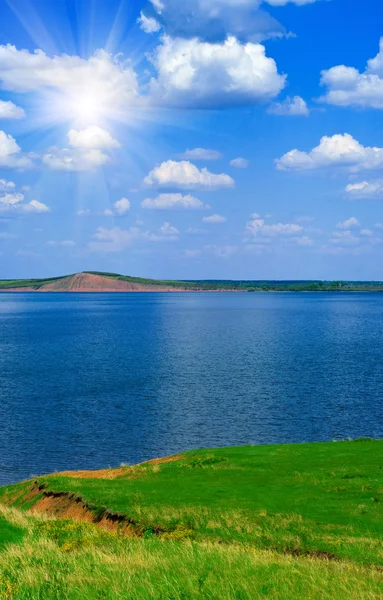 青い湖と曇天 — ストック写真