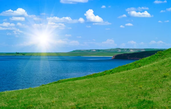 Голубое озеро и облачное небо — стоковое фото