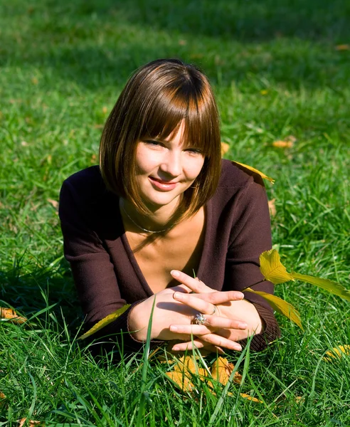 Young girl on green grass — Stock Photo, Image