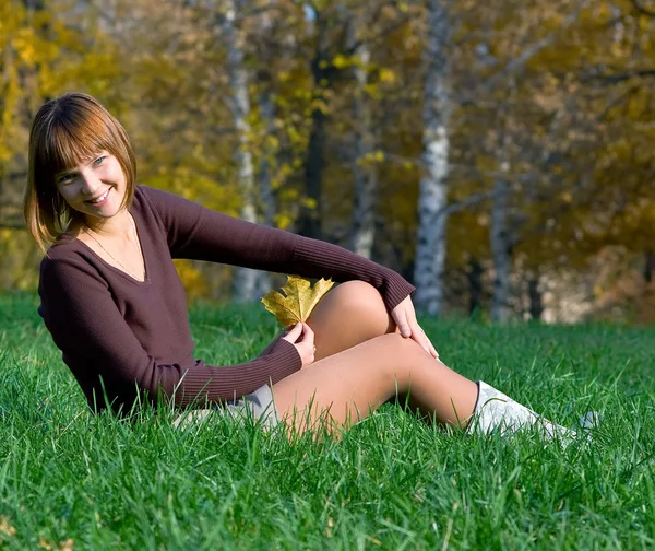 Jeune fille sur herbe verte — Photo