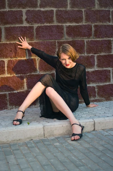 Dívka proti cihlové zdi — Stock fotografie