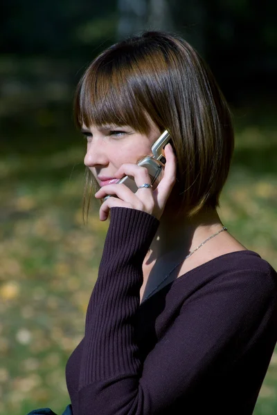 Menina fala por um telefone celular — Fotografia de Stock
