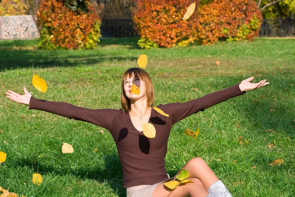 Улыбающаяся девушка на зеленой траве — стоковое фото