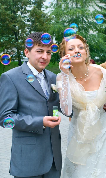 Casal soprando as bolhas de sabão — Fotografia de Stock