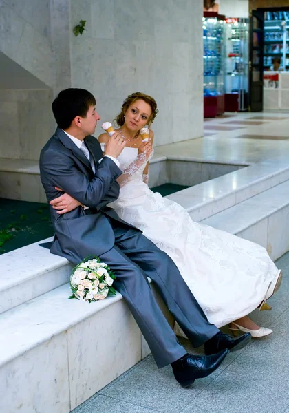 Bruden och brudgummen med glass — Stockfoto