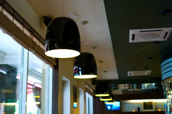 Lampa v interiéru moderní restaurace — Stock fotografie
