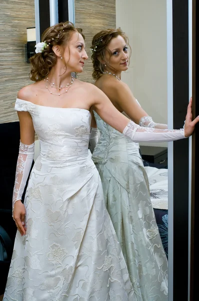 Sposa contro specchio — Foto Stock