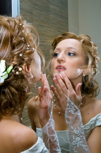 Bride against mirror — Stock Photo, Image