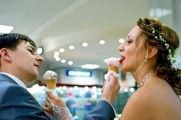 Mariée et marié avec crème glacée — Photo