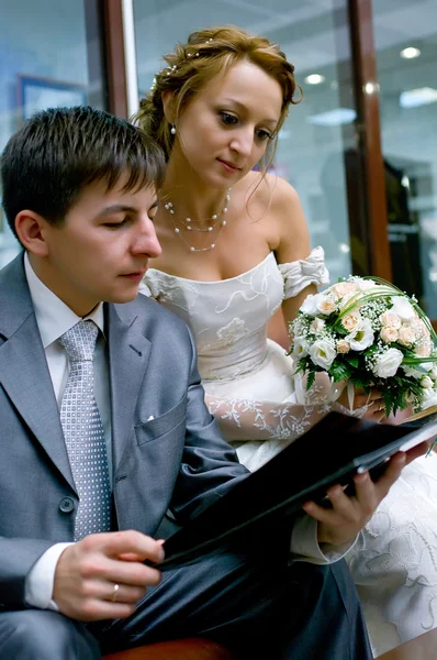 Noiva e noivo lendo a revista — Fotografia de Stock