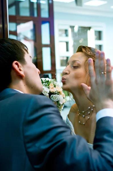 Embrasser la mariée et le marié — Photo