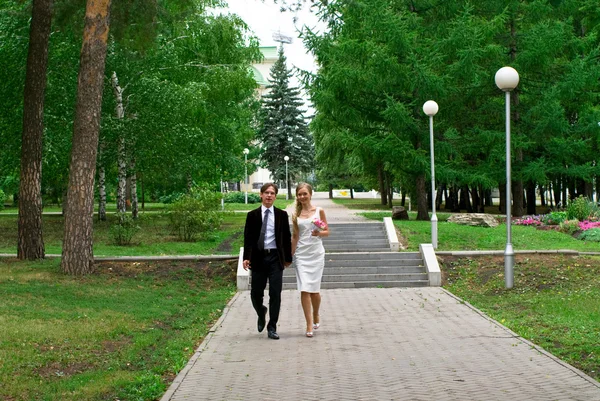 Bruden och brudgummen mot stadspark — Stockfoto