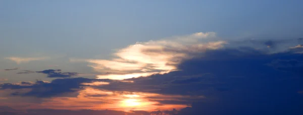 Pôr do sol no céu nublado — Fotografia de Stock