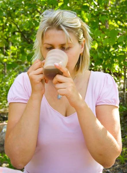 Woman drinks tea — Stock Photo, Image