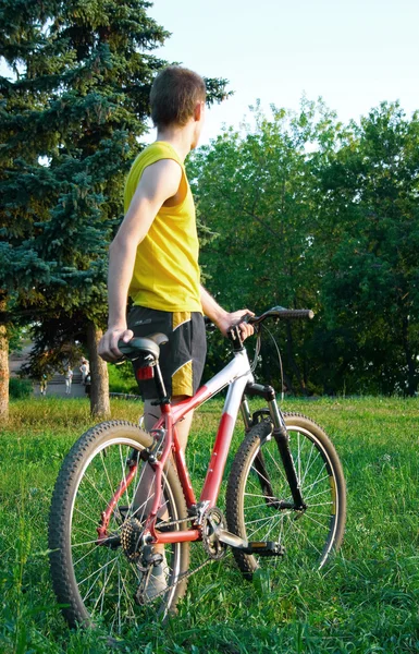 Sportsman with a bicycle — Stock Photo, Image