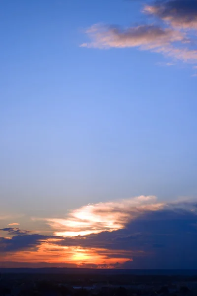 ดวงอาทิตย์ตกบนท้องฟ้าสีฟ้า — ภาพถ่ายสต็อก