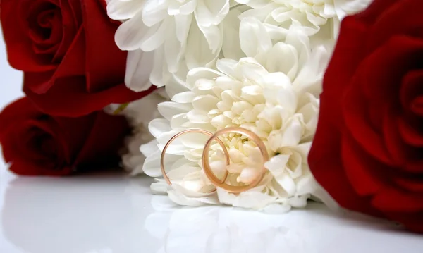 結婚指輪と花 — ストック写真