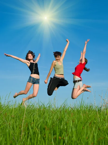 Девушки прыгают на луг — стоковое фото