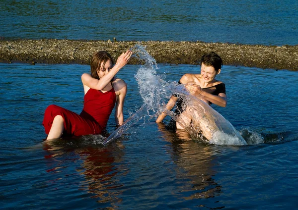 Girls playing with water in a river — Stock Photo, Image