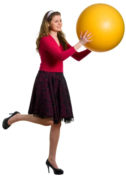 Dívka s velkou žlutou koulí — Stock fotografie