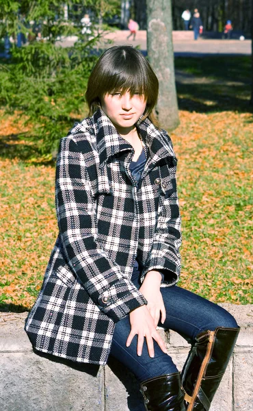 Asiatico ragazza in autunno parco — Foto Stock