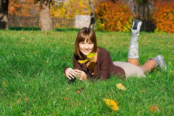 Dziewczyna w jesiennym parku — Zdjęcie stockowe