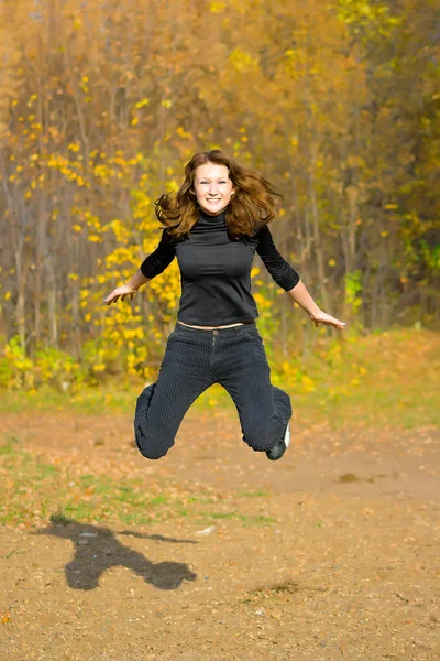 跳跃的女孩 — 图库照片