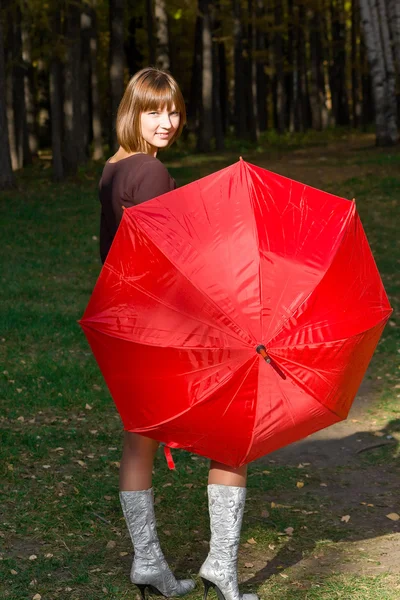 Menina com um guarda-chuva vermelho — Fotografia de Stock