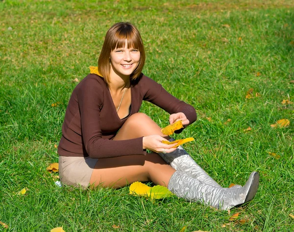 Girl on green grass 2 — Stock Photo, Image