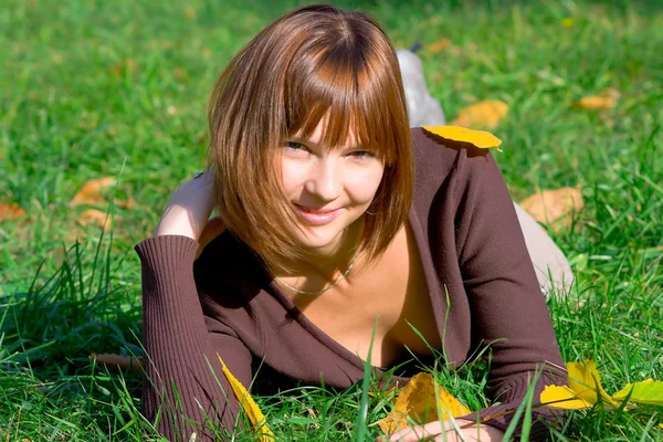 Mutlu kız açık yeşil çim 2 — Stok fotoğraf