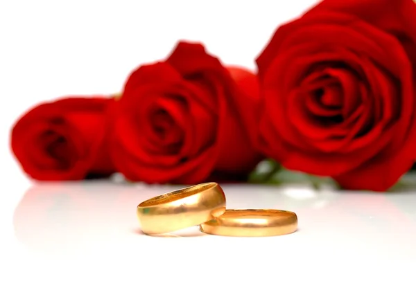Anéis e rosas vermelhas — Fotografia de Stock